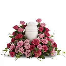 'Symphonie des roses' arrangement urne